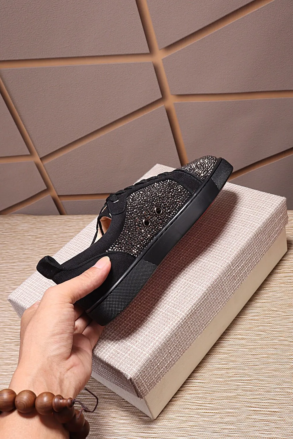 Factory price 440 Christian Louboutin (CL red sole shoes) counter hot diamond series, casual sneakers for couples 📢 📢 📢 Exclusive hot style release 🎈🎈💪 Movable latex feet 👻 Finished outsole line [Proud] 😝Female 35-40# Male 38#-46, global supply😝 [Top version]: original imported cowhide frosted upper, top original leather lining, original molded TPU outsole, original 1:1 detail processing, original shoe last, large quantity available from stock,